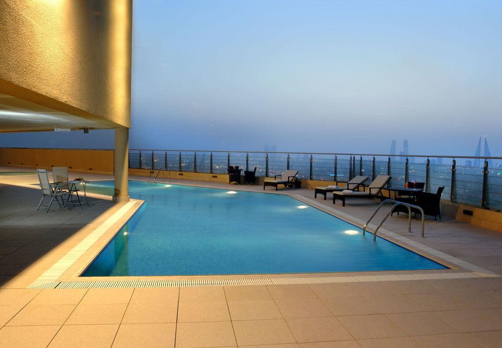 شقق ماريوت الفندقية المنامة المظهر الخارجي الصورة Rooftop pool at the hotel