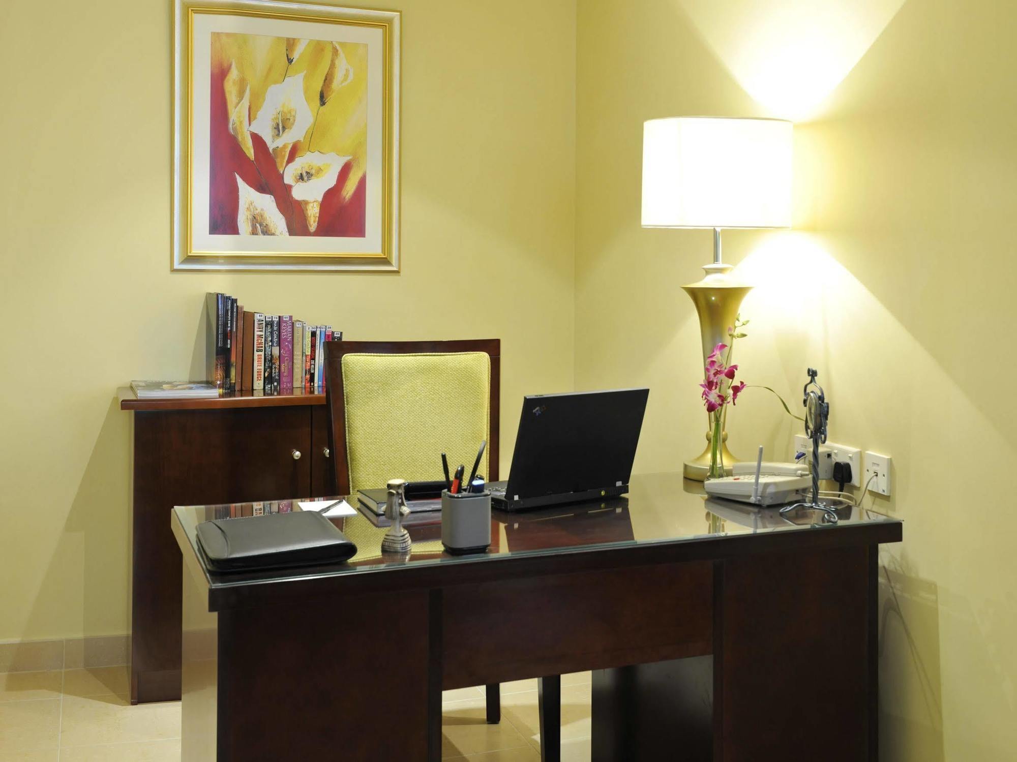 شقق ماريوت الفندقية المنامة المظهر الخارجي الصورة A typical office at the hotel
